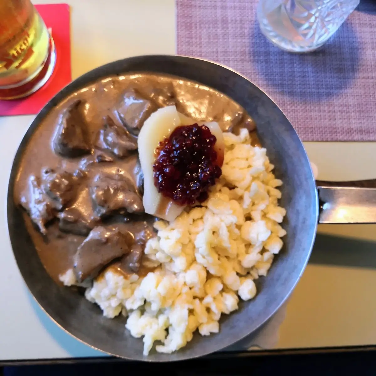 Jägerpfanne Hirsch Gulasch Mit Nockerln