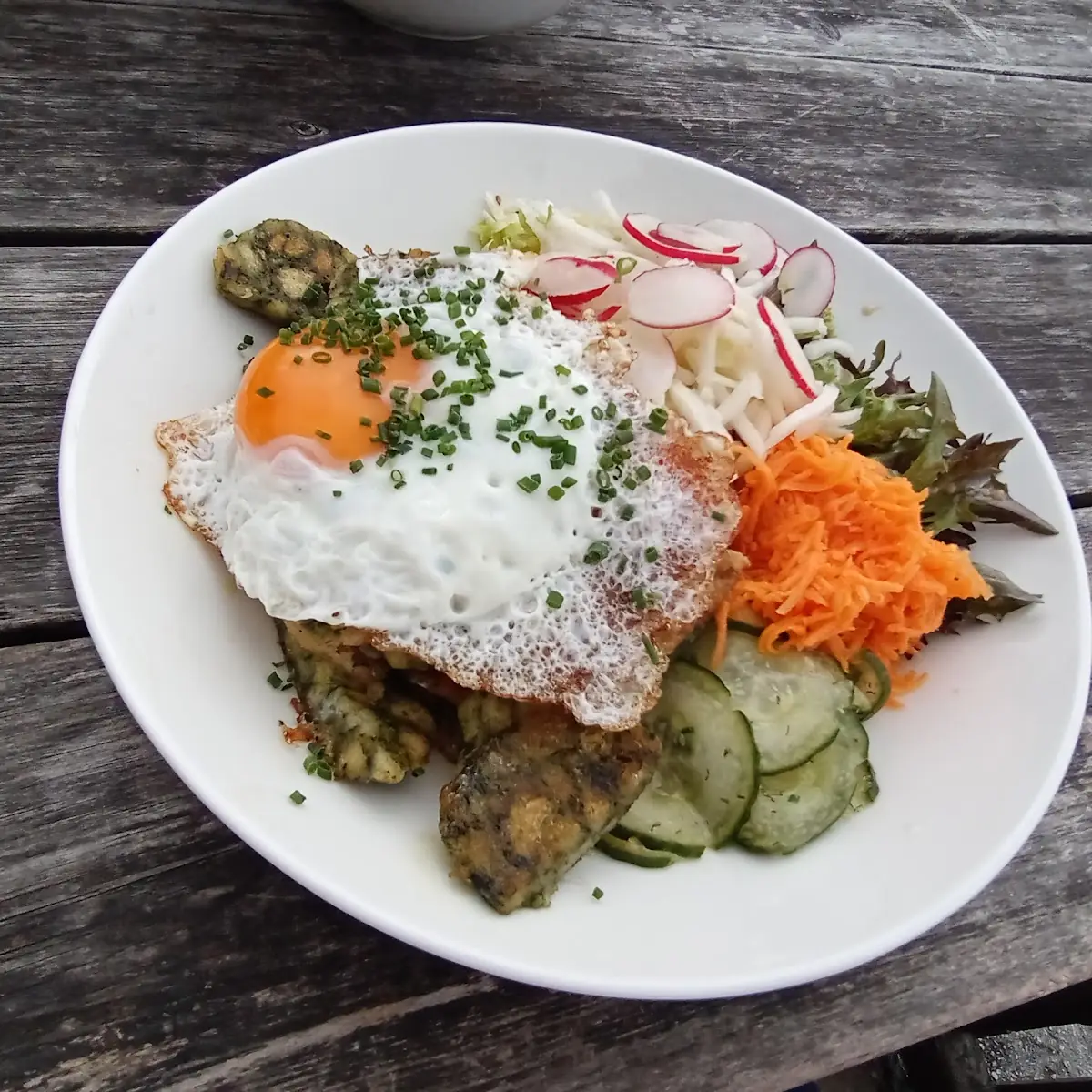 Spinatknödel Mit Salat Und Spiegelei