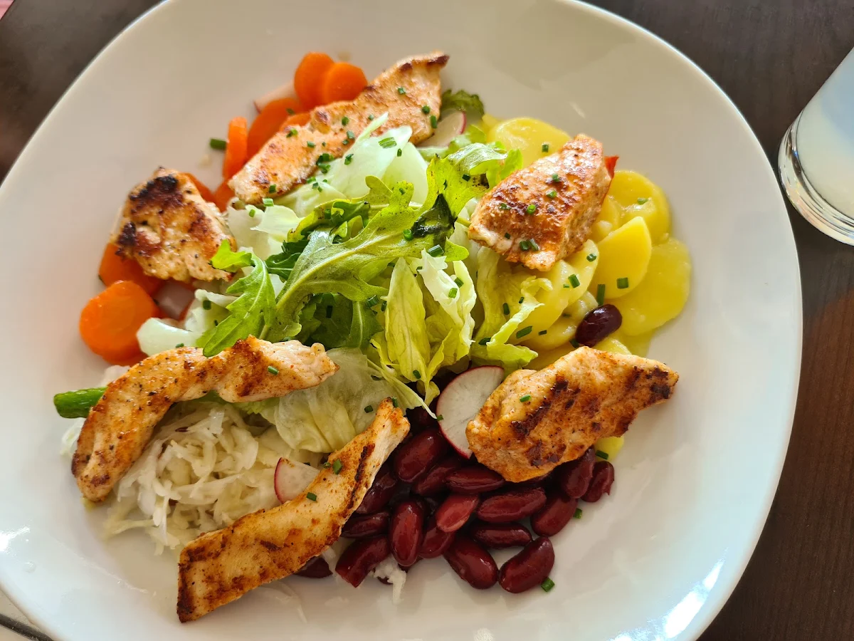 Gegrillte Hühnerbruststreifen Auf Salatgarnitur