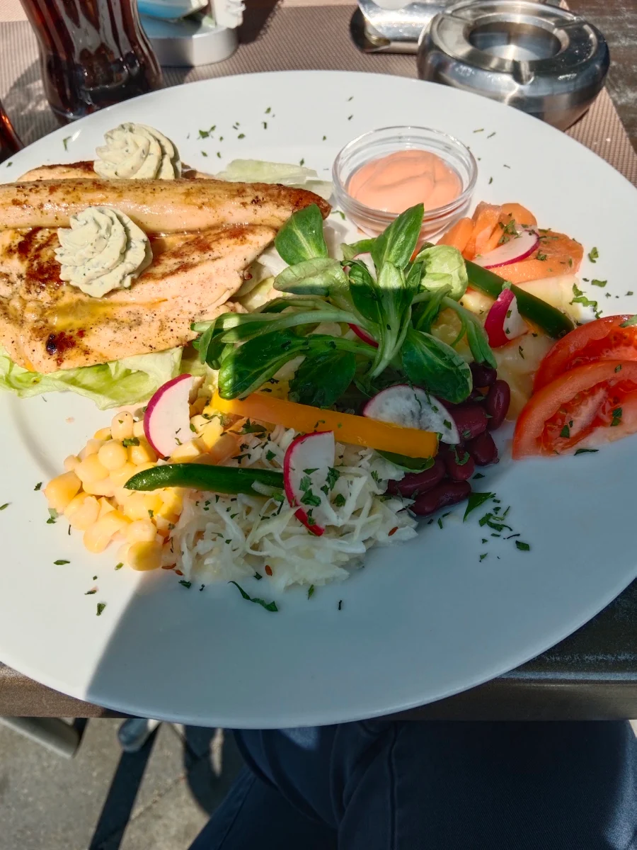 Hühnerbrust Gebraten Mit Kräuter Butter Und Gemischten Salat