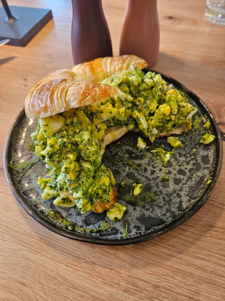 Croissant Gefüllt Mit Eierspeise Und Avocado