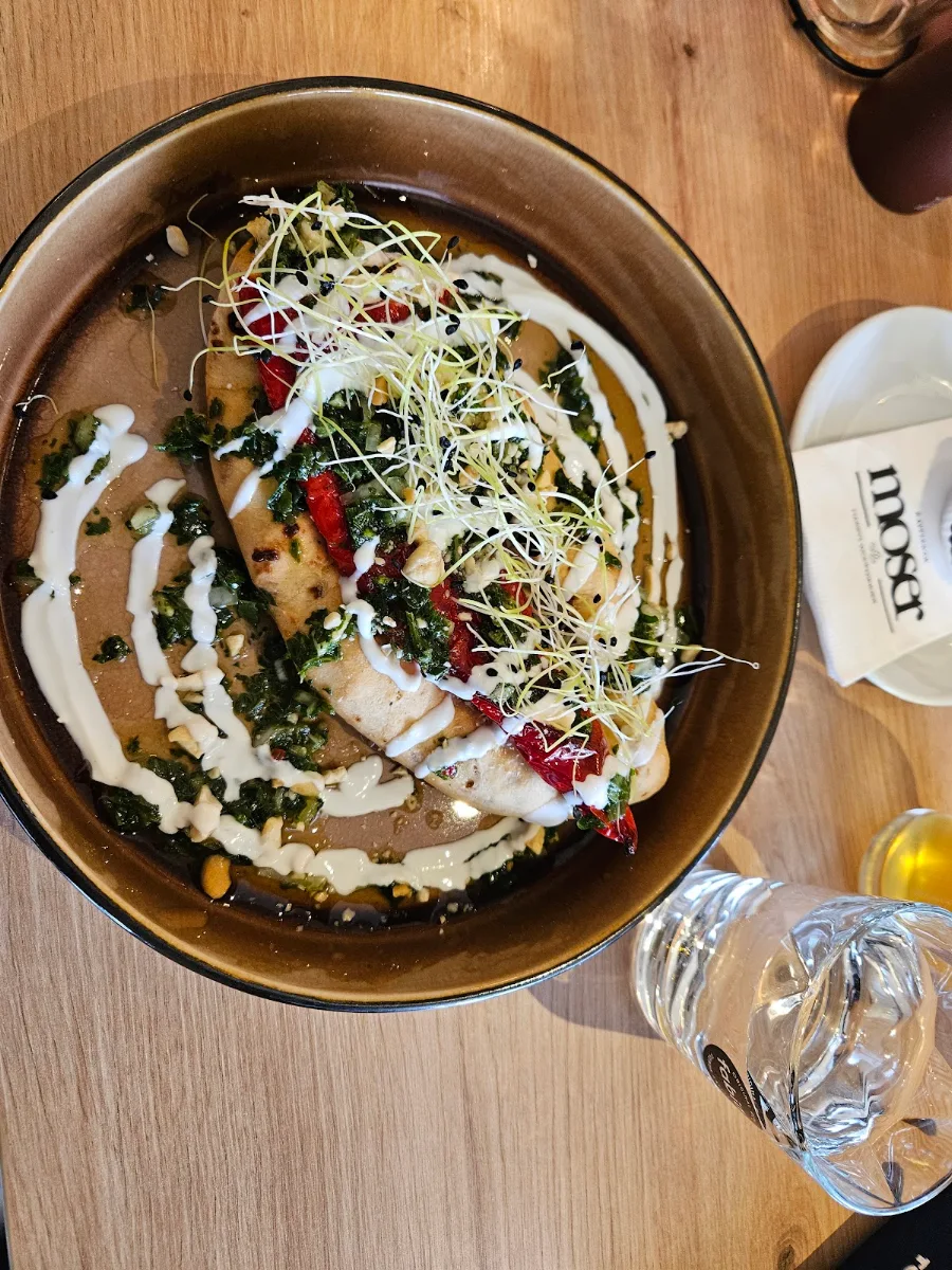 Ein Selbst Gemachtes Zwiebel Pita Mit Spitzpaprika Gefüllt Mit Weichkäse