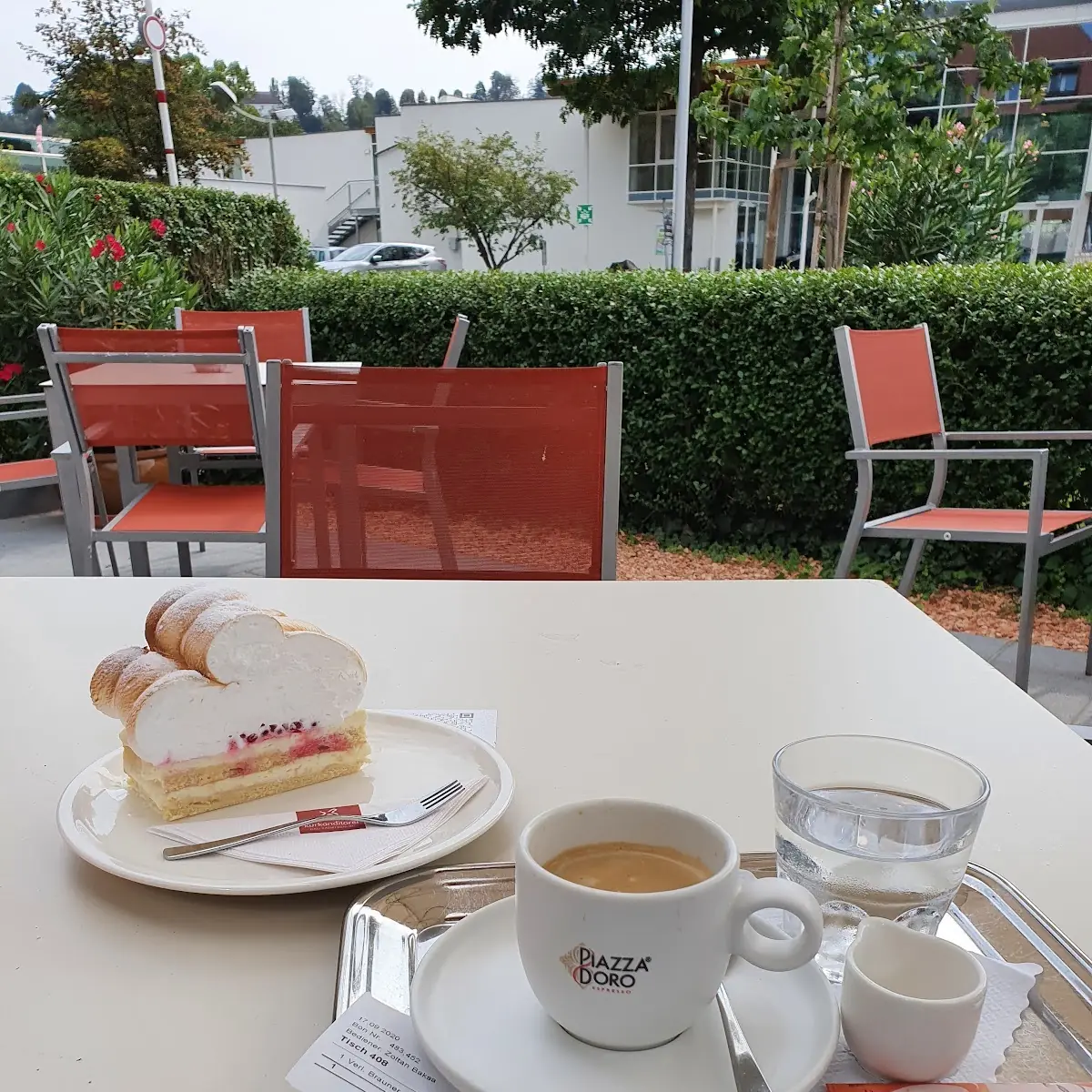 Ribiselschnitte Mit Einem Café