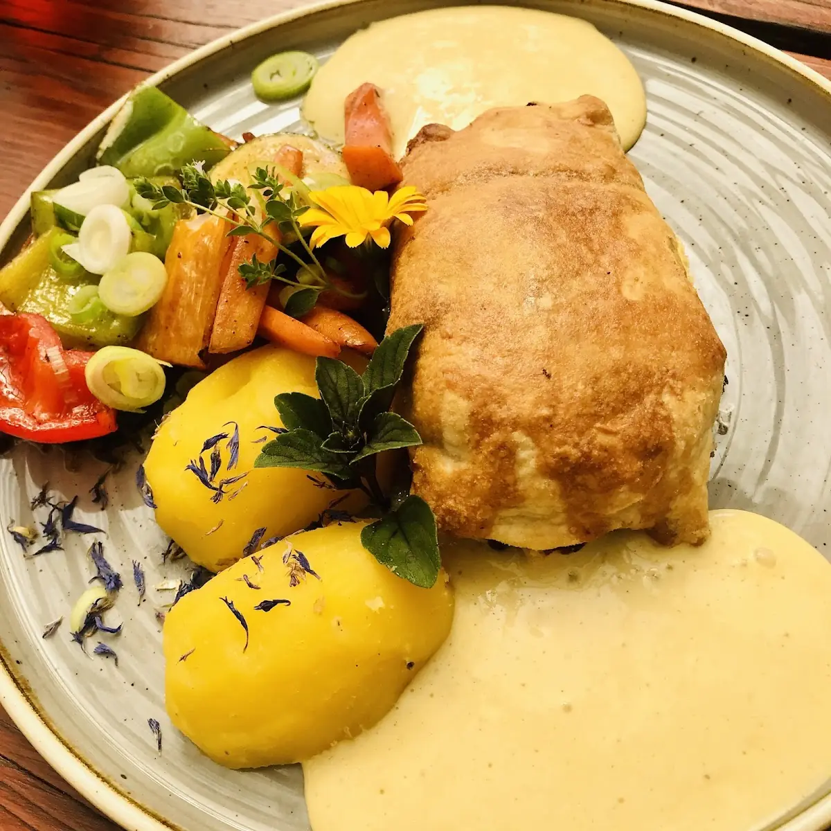Hendlfilet-wellington Mit Kartoffeln Gemüse & Kräutersauce