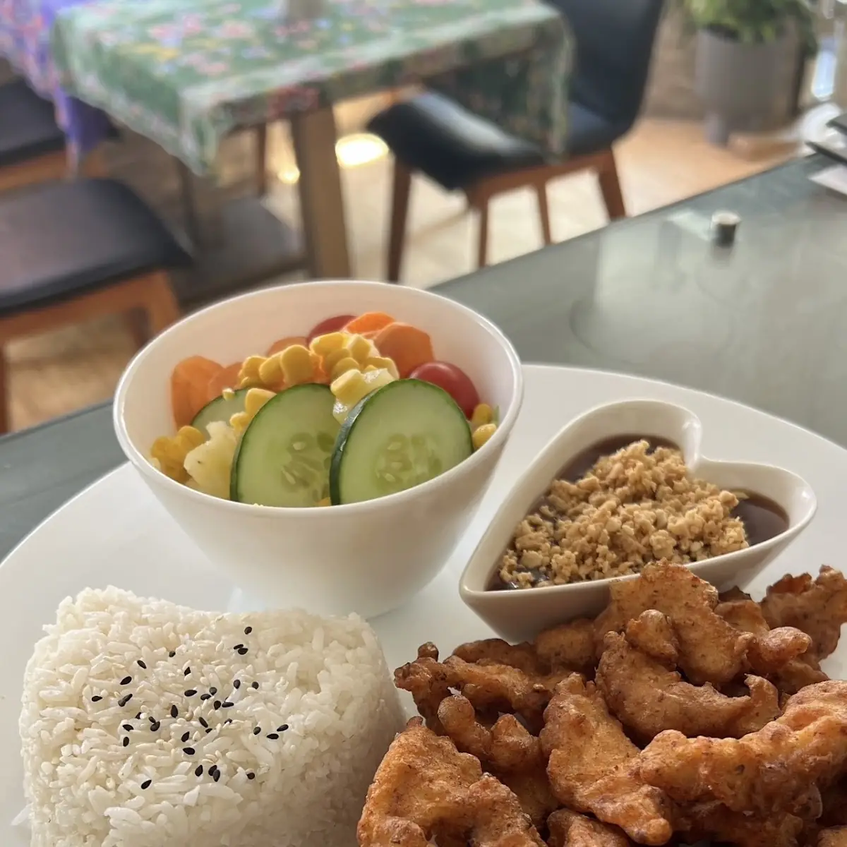 Chicken Mit Spezialler Sauce Und Süß Saurer Erdnusssauce
