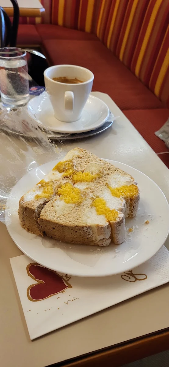Kardinalschnitte Und Espresso