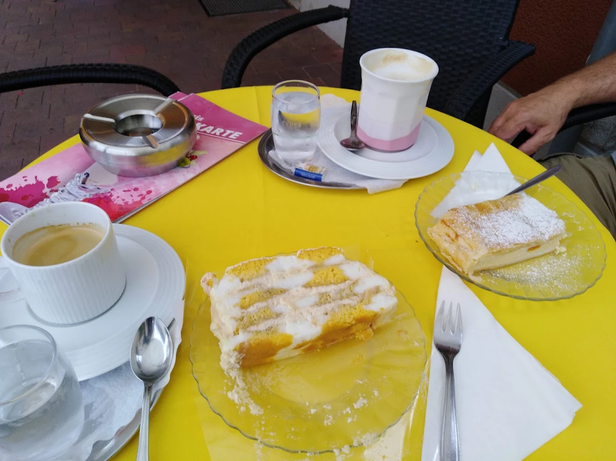 Topfenstrudel Und Kardinalsschnitte