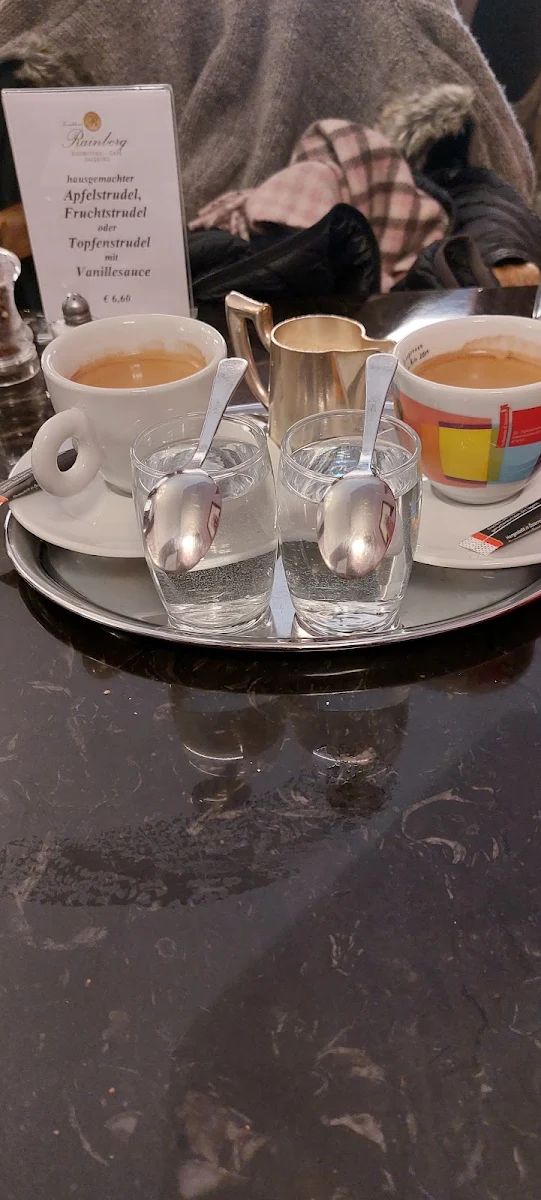 Das Foto Zeigt Einfach 2 Tassen Kaffee Zum Frühstück