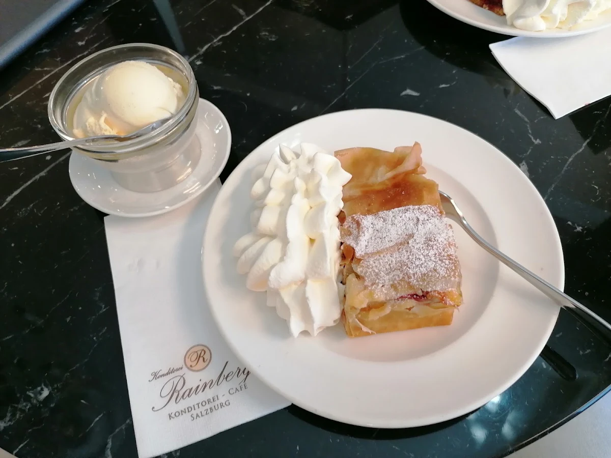 Erdbeer Rhabarberstrudel