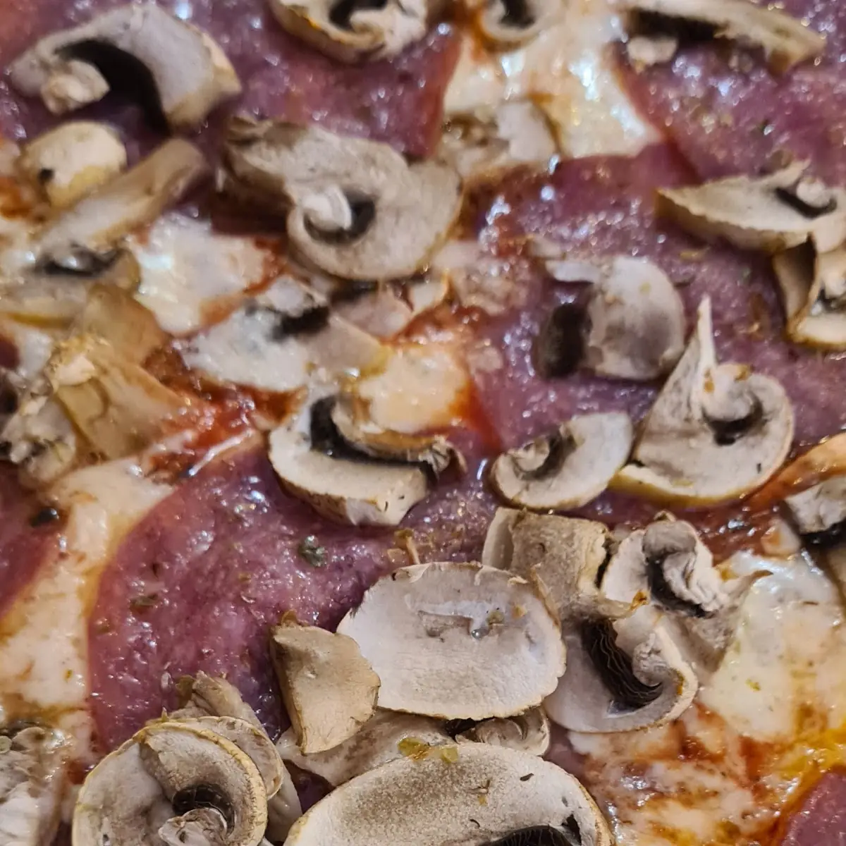 Pizza Salami Und Champignons