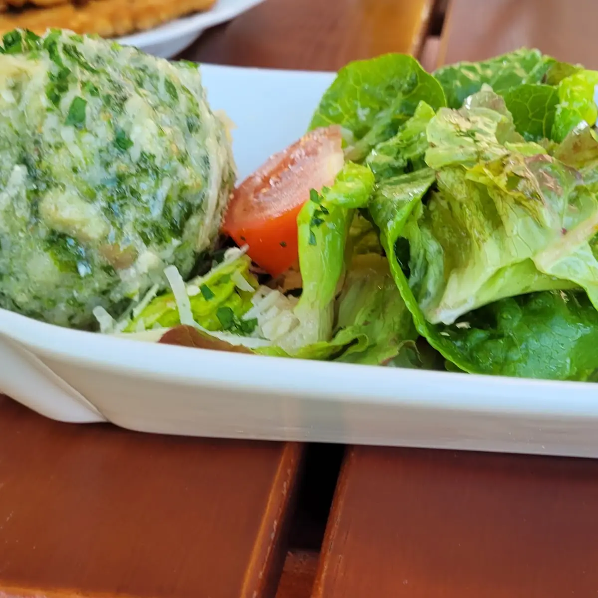 Spinatknödel Mit Gemischtem Salat In Einer Knoblauch Erdnuss Vinaigrette