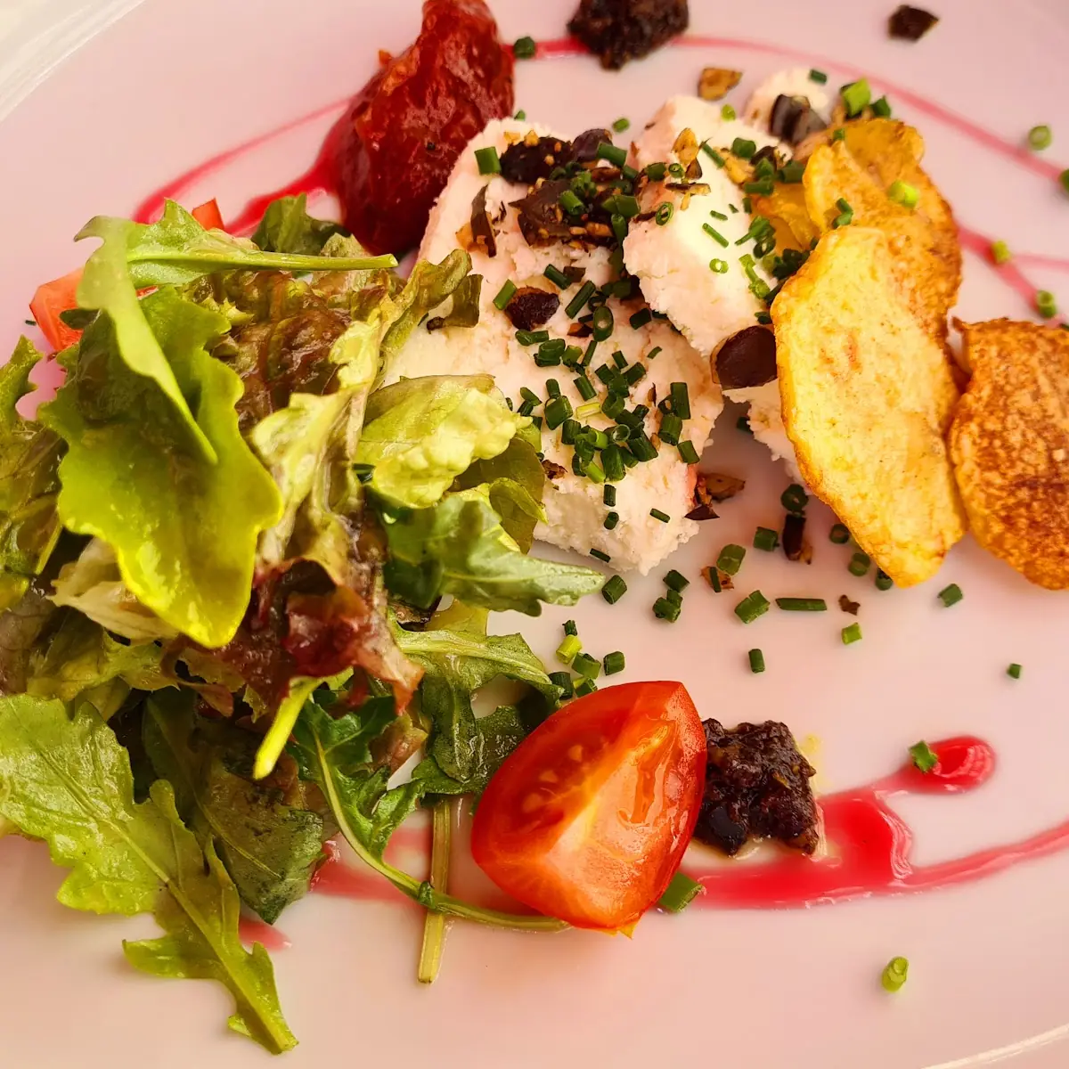 Schafkäseterrine Mit Avocado Paprikachili Und Pekannuss-chutney
