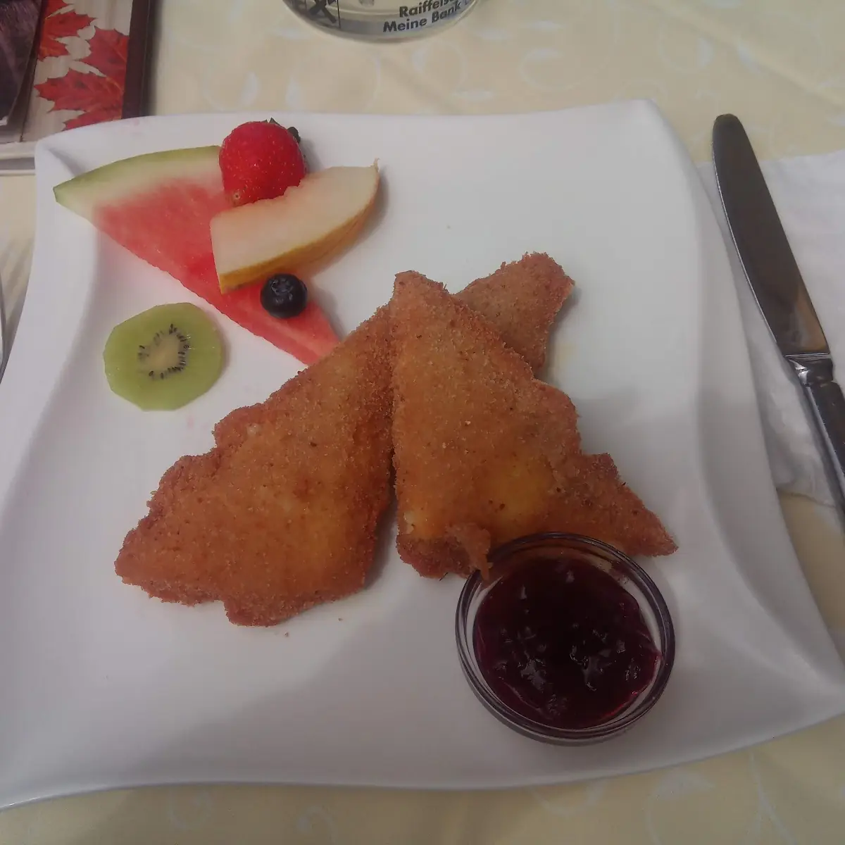 Gebackener Bergkäs Mit Preiselbeeren Und Früchten