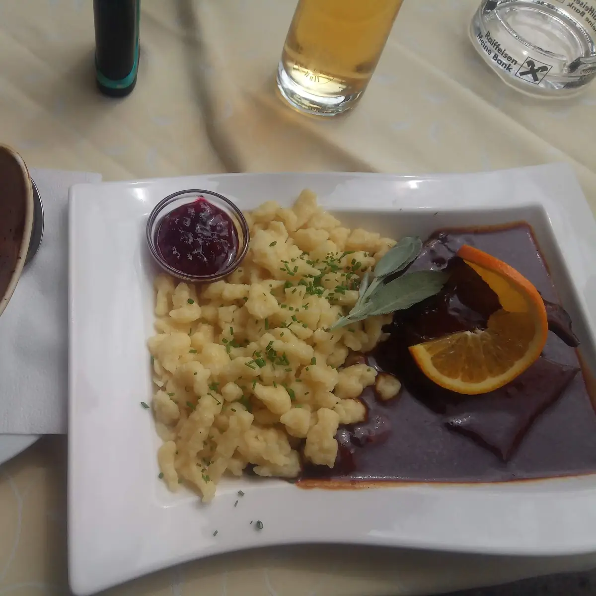 Hirschbraten Mit Spatzen Preiselbeeren Und Apfelrotkohl