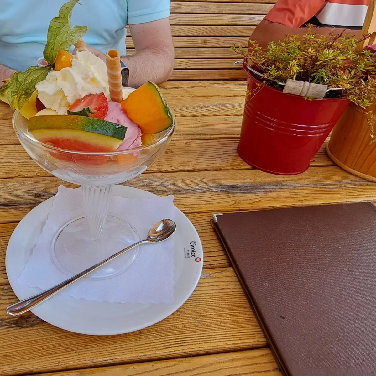 Eisbecher Mit Verschiedenen Sorten Eis Und Frische Früchte