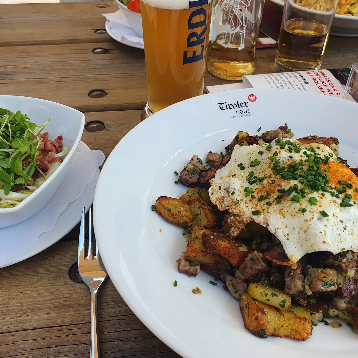 Tiroler Gröstl Mit Spiegelei Und Speckkrautsalat