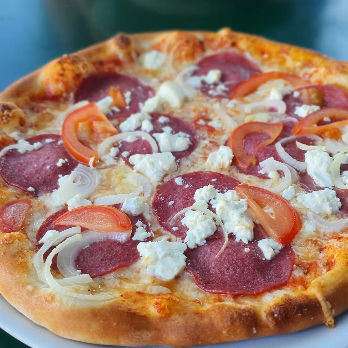 Pizza Mit Schafskäse Pepperoniwurst Und Frischen Tomaten