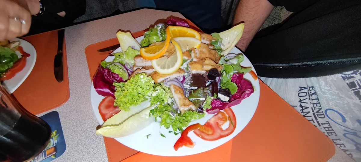Gemischter Salat Mit Schnitzel Streifen