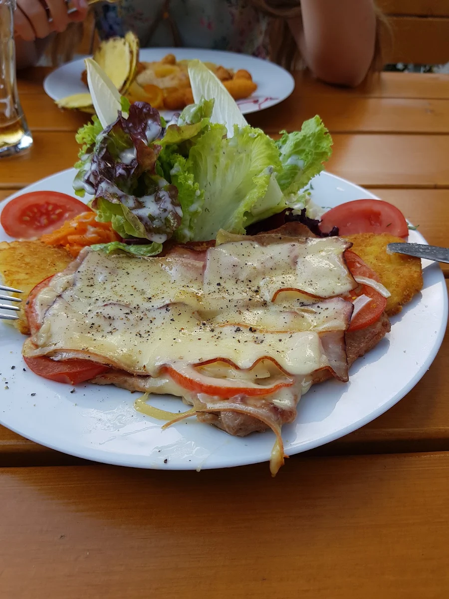 Schnitzel Mit Tomate Und Bergkäse
