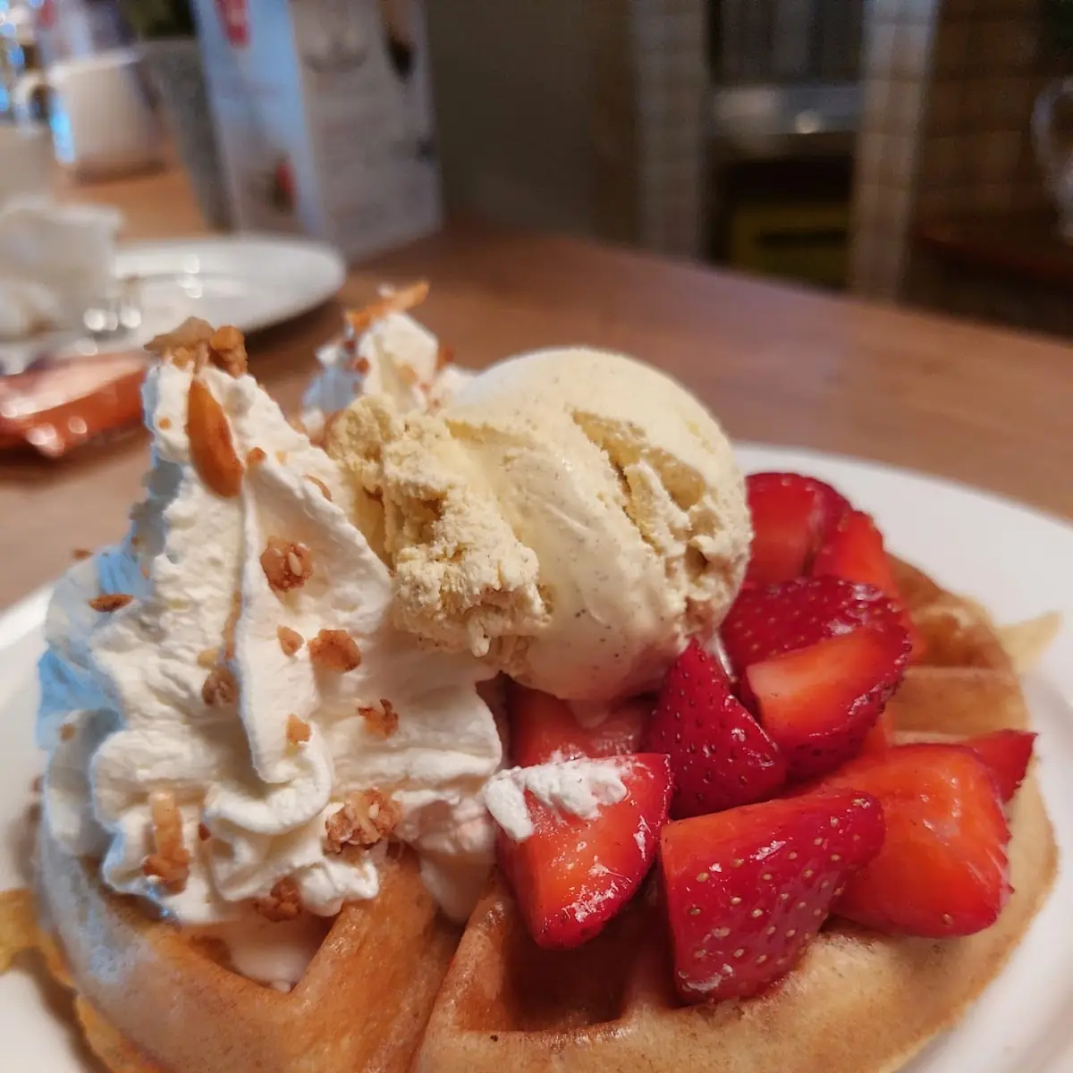 Frische Waffel Mit Erdbeeren Und Vanilleeis