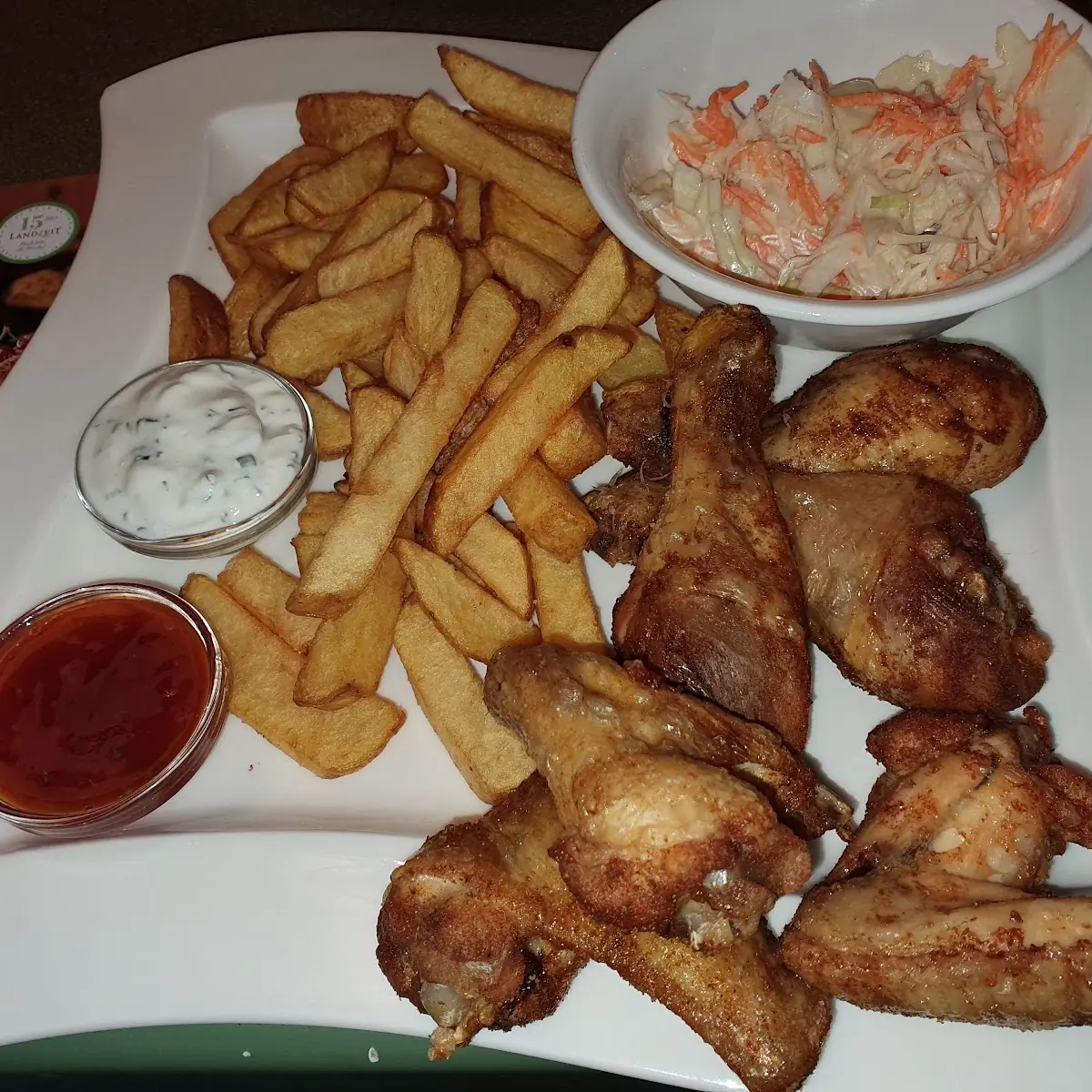Schnitzel Mit Pommes Frites Und Chicken Flügel Mit Kraut Salatteller