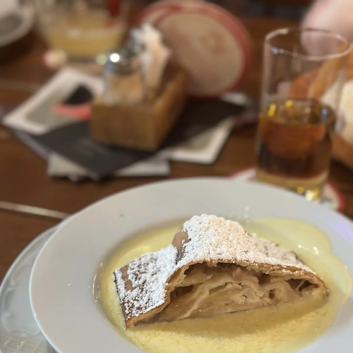 Apfelstrudel Mit Vanillesauce