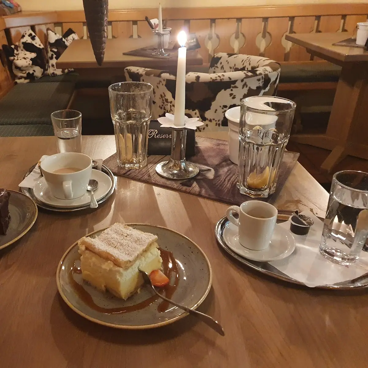 Sachertorte Und Eine Super Cremeschnitte Und Kaffee