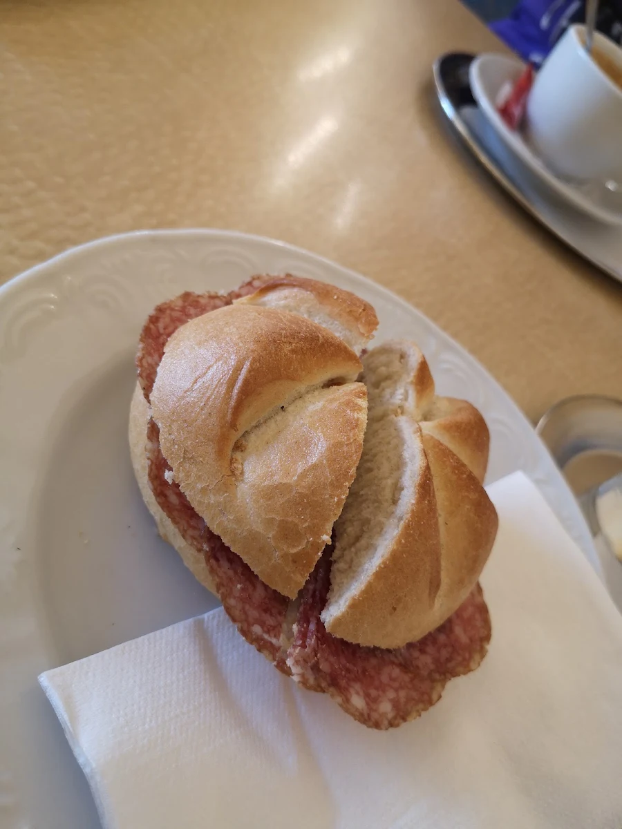 Salami Semmel Geschnitten Sogar