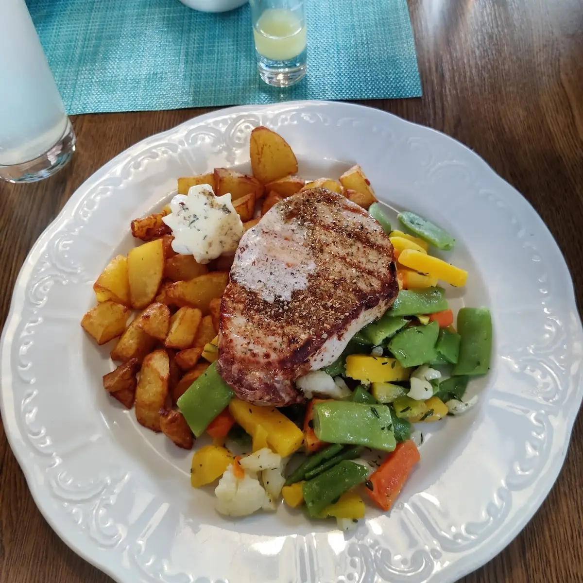 Schweinsrückensteak Vom Grill Mit Buttergemüse Und Braterdäpfel