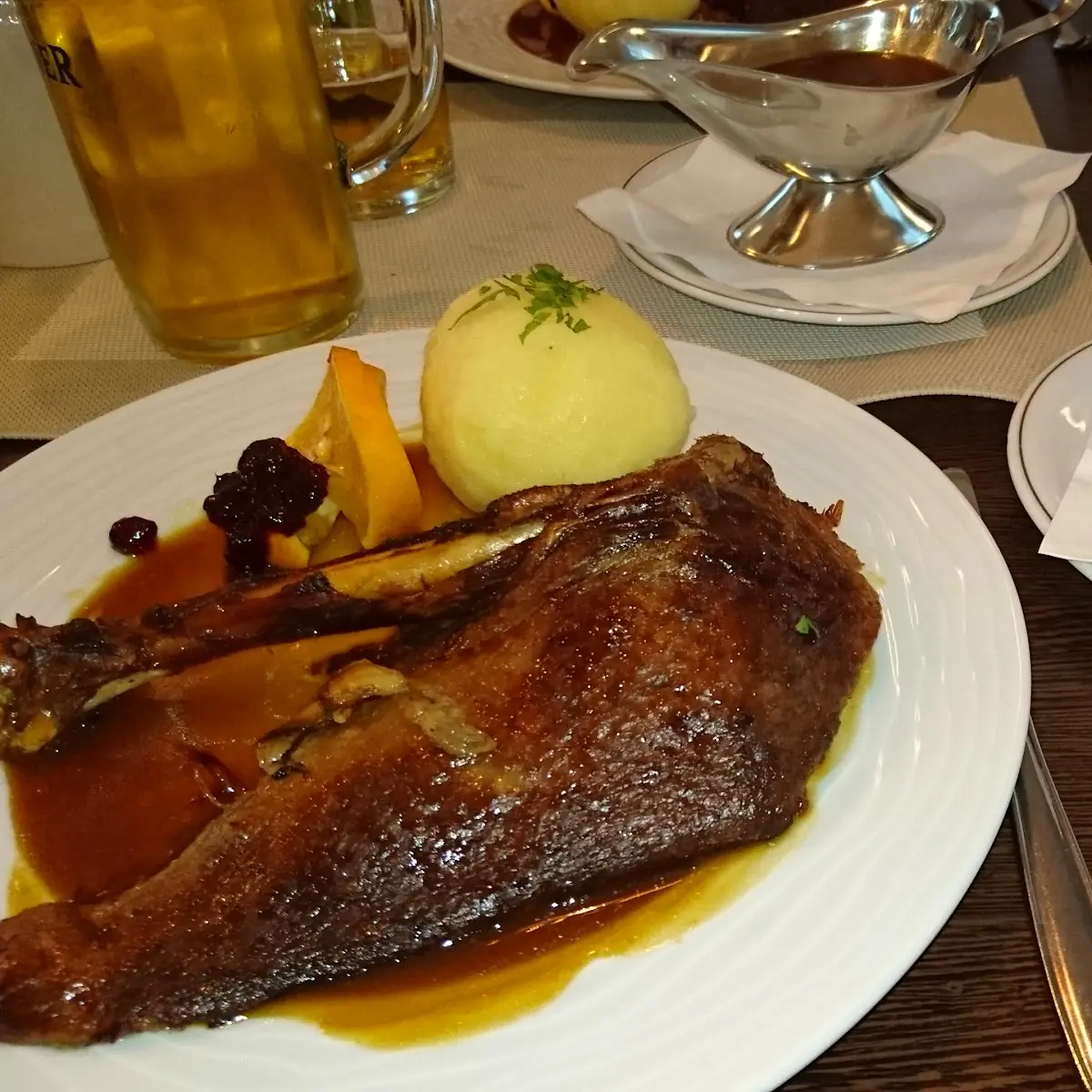 Gansl Mit Rotkraut Und Knödel