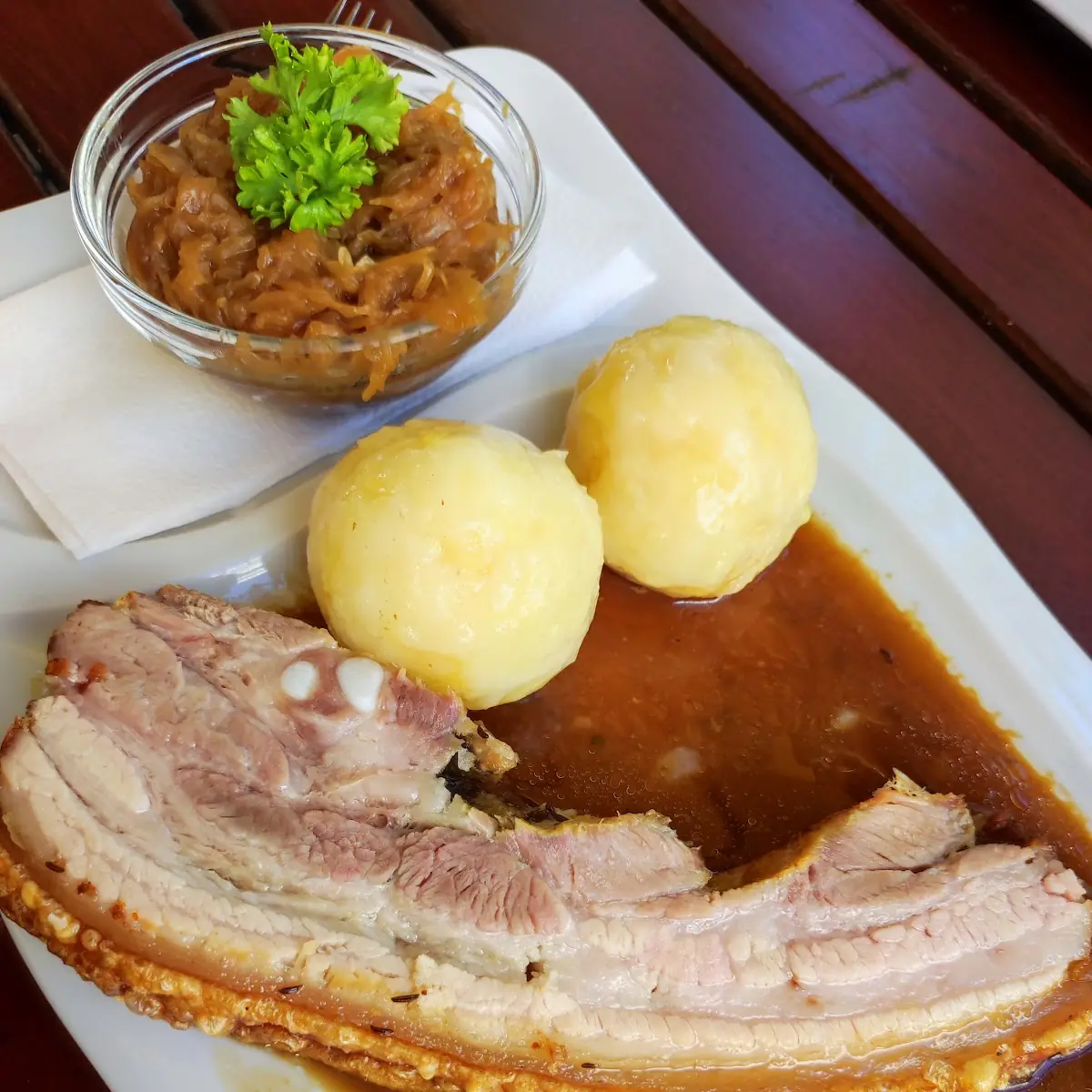 Kümmelbraten Mit Erdäpfelknödel Saft Und Sauerkraut
