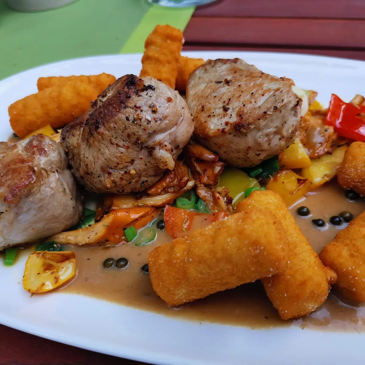 Schweinemedallions Auf Mediterranem Eierschwammerlragout
