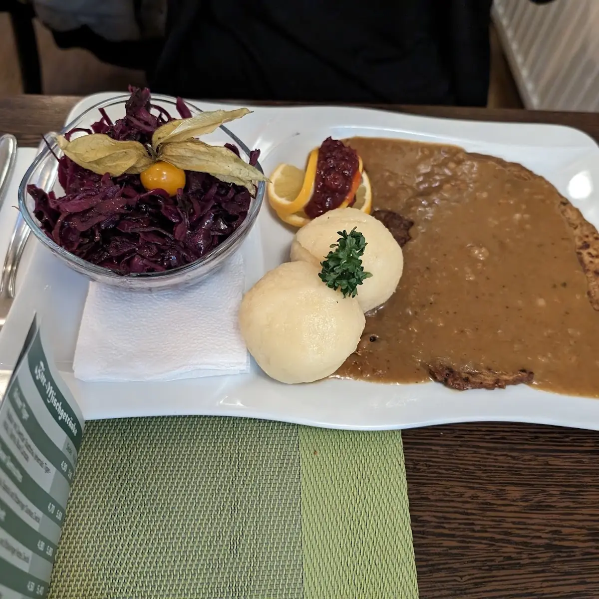 Vegansl Aus Jackfruit Mit Kartoffelknödel Und Rotkraut