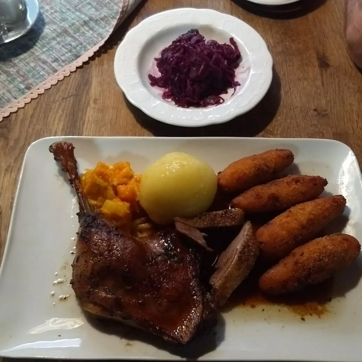 Gansl Mit Speck-kroketten Und Rotkraut