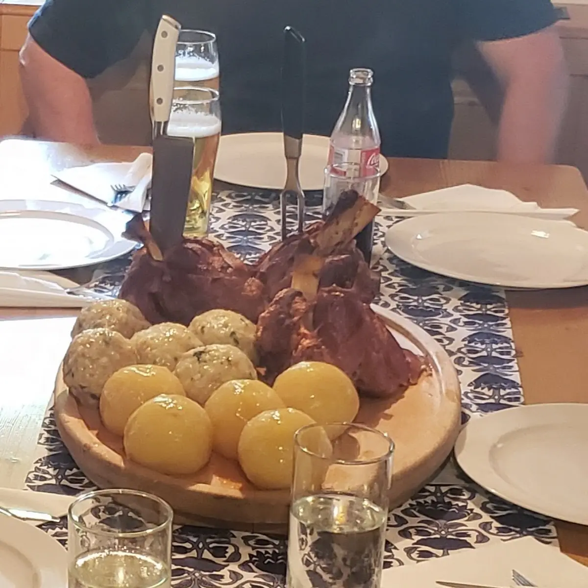 Grillstelze Mit Knödel Saft Und Kraut