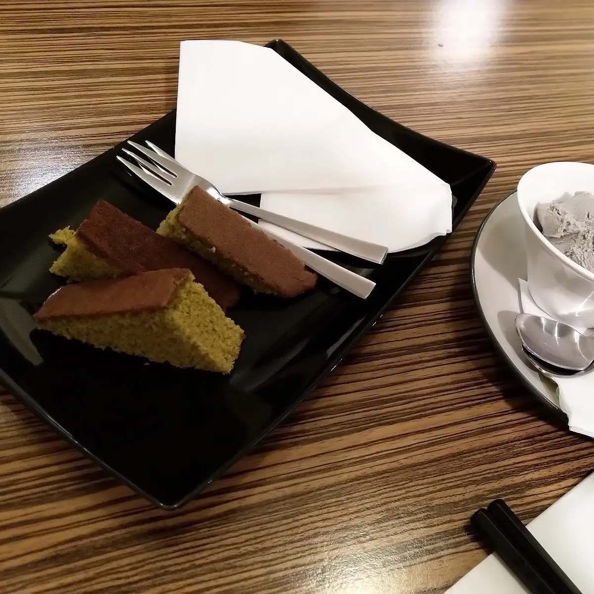 Matchakuchen Mit Schwarzem Sesameis
