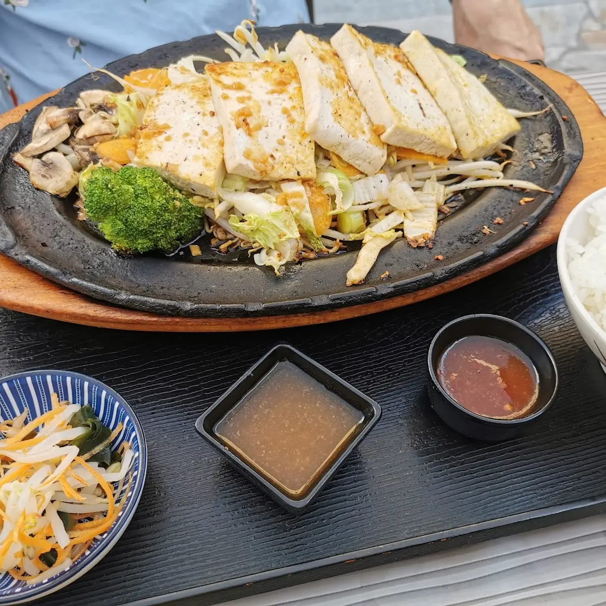 Tofu Steak Gegrillter Tofu Auf Gebratenem Gemüse Mit Reis