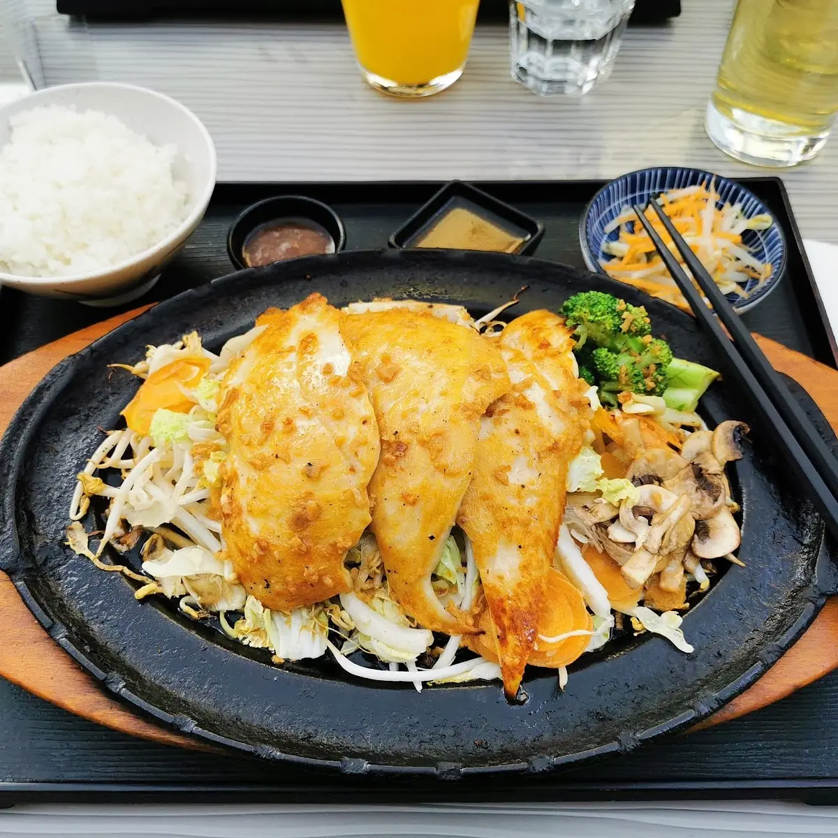 Tori Steak Gegrillte Hühnerbrustfilets Auf Gebratenem Gemüse Und Reis