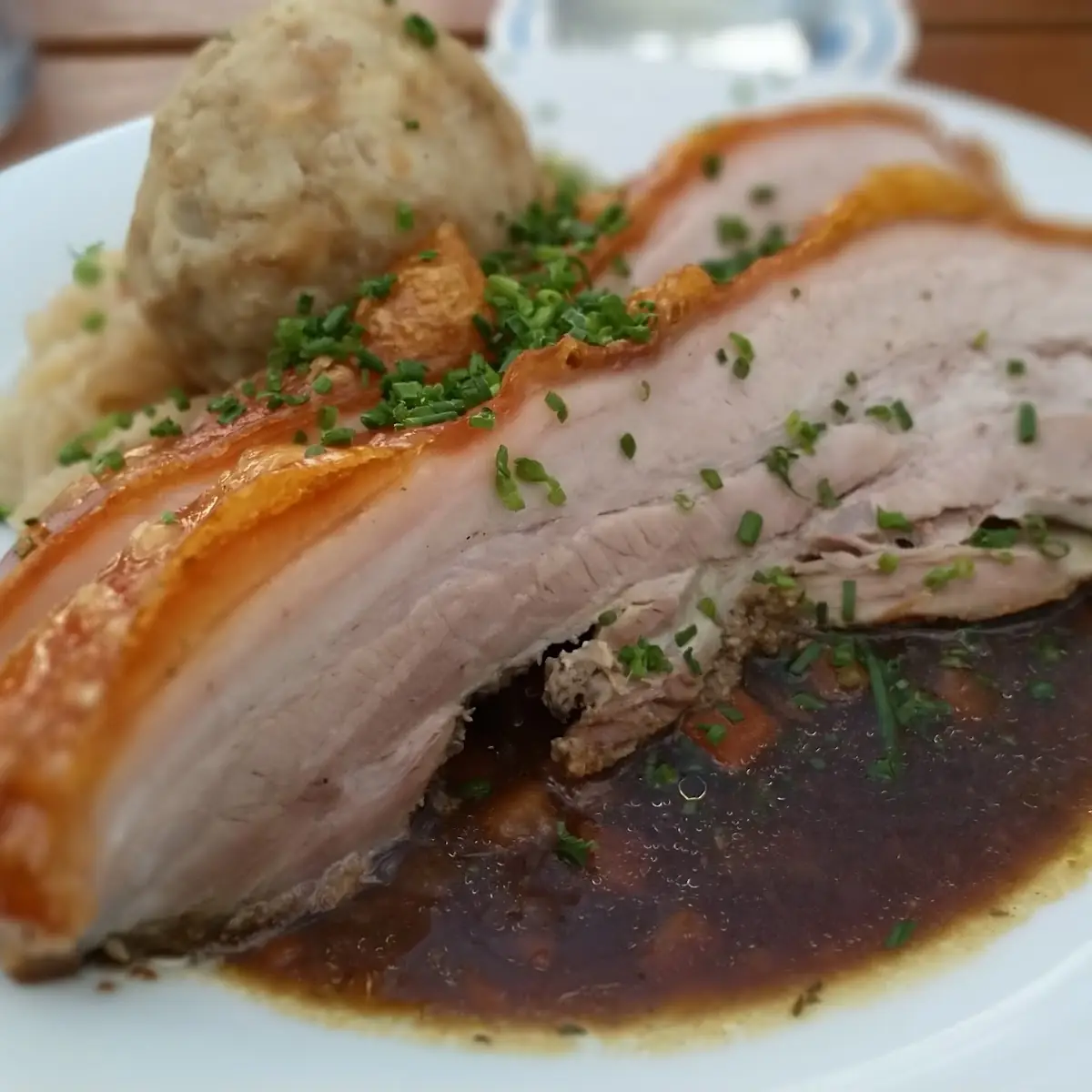 Ofenfrischer Schweinebauch Mit Biersauce Speck-sauerkraut Und Brezenknödel