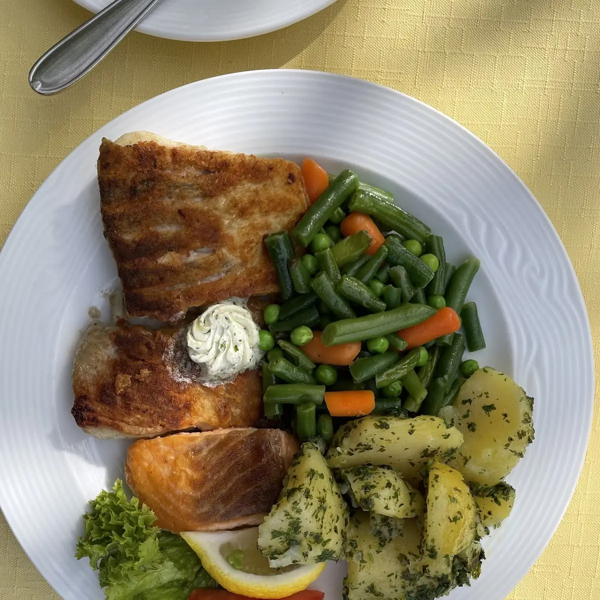 Fischteller Mit Gemüse, Gasthaus Binder Orth an der Donau
