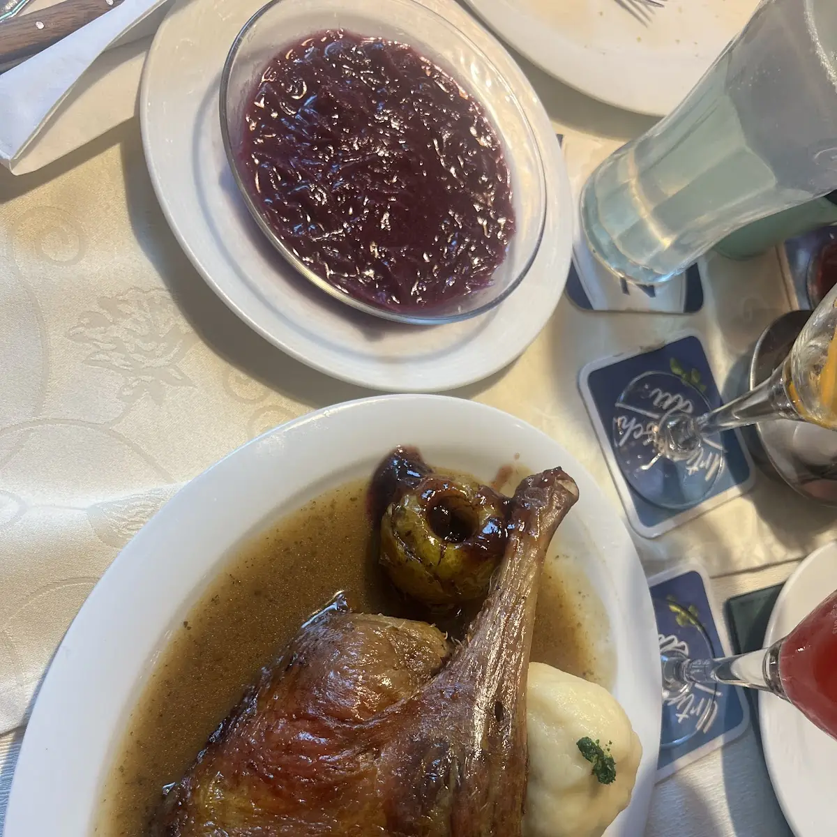 Gansl Mit Erdäpfelknödel Und Rotkraut Und Bratapfel Mit Preiselbeeren, Gasthaus Binder Orth an der Donau