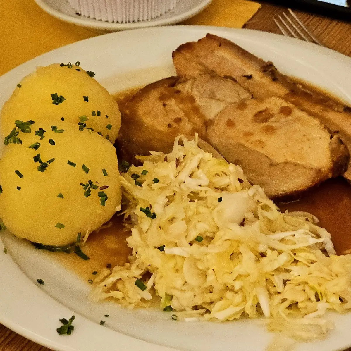 Schweinebraten Mit Sauerkraut Und Knödel