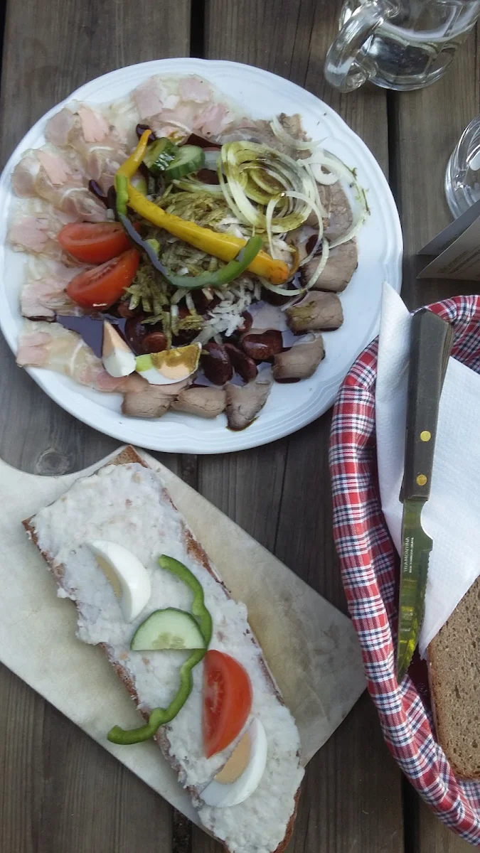 Saurer Teller Mit Verhackert Brot