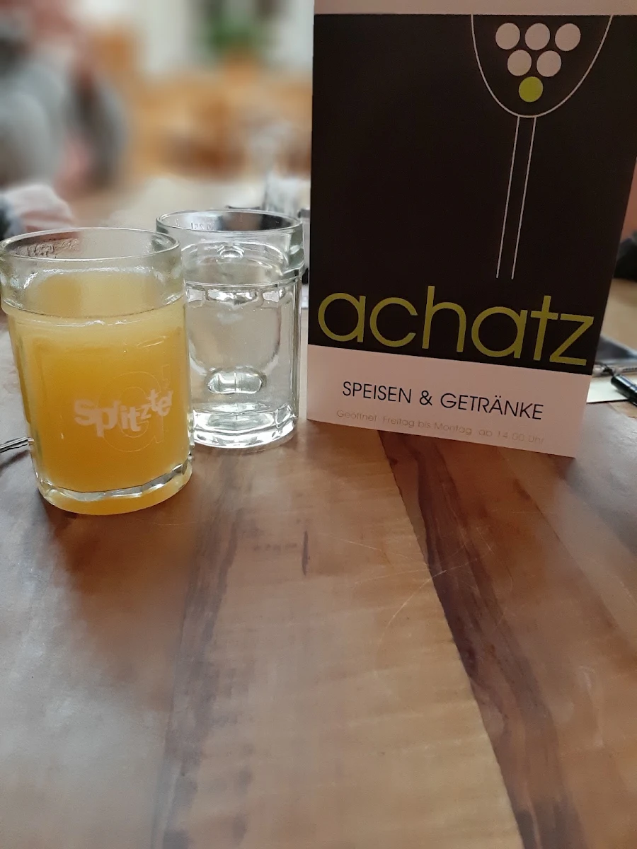 Weißer Spritzer Und Pfirsichsaft