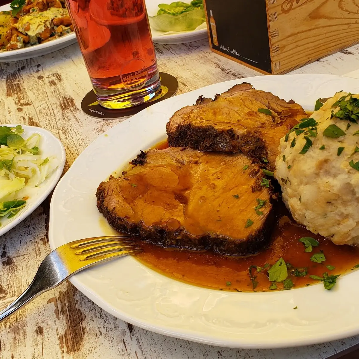 Schweinsbraten Mit Sauerkraut Und Knödel