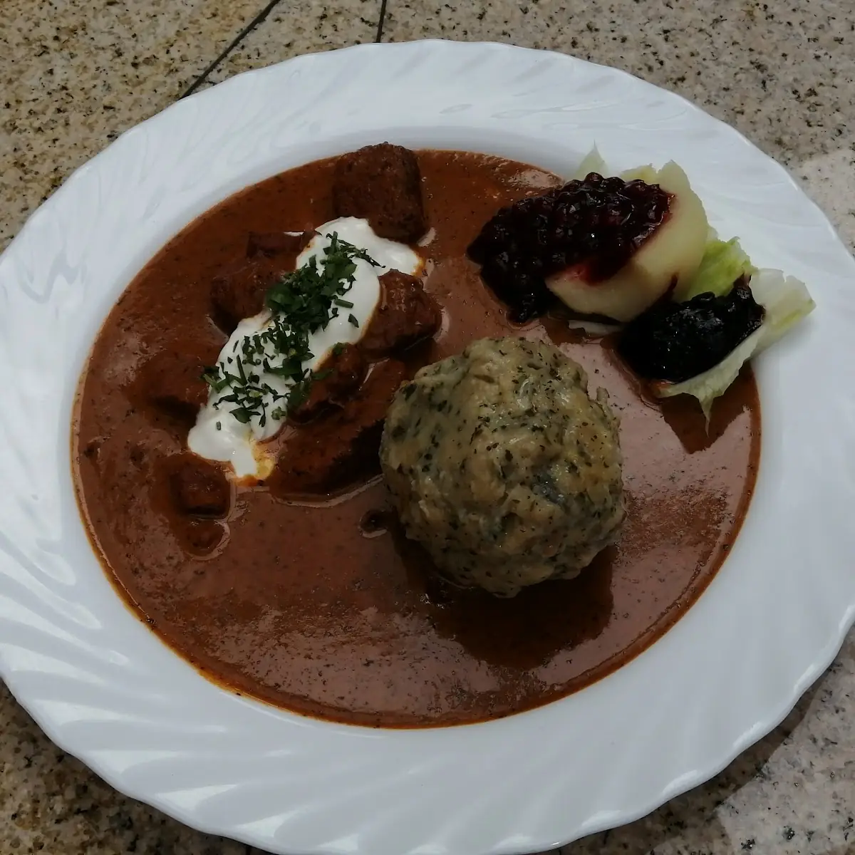Rehgulyas Mit Preiselbeeren Und Knödel So Lange Der Vorrat Reicht