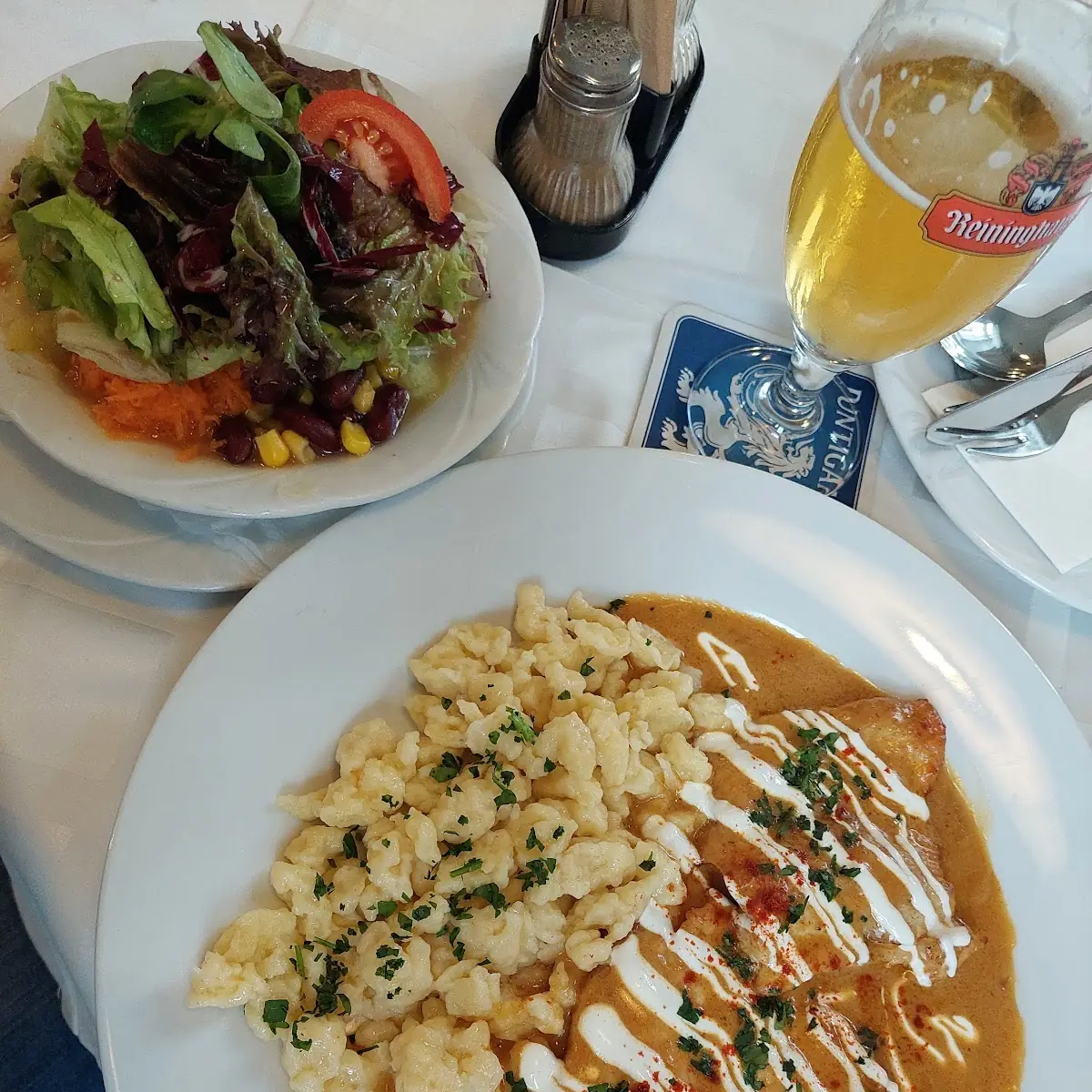Puten-paprika-rahmschnitzel Mit Nockerl Und Salat