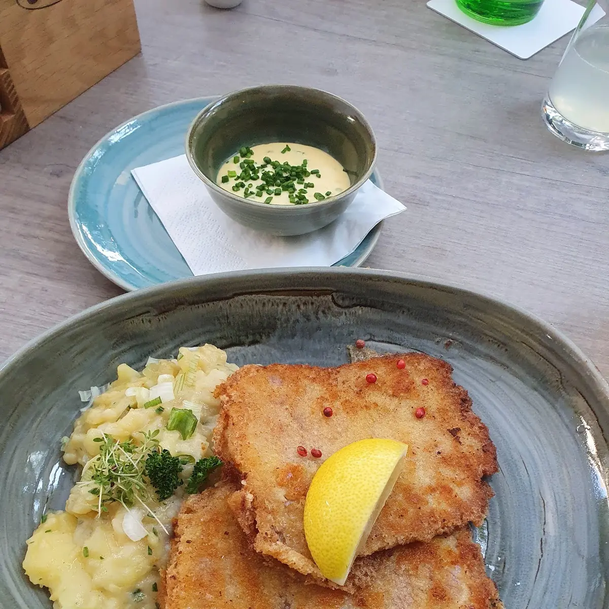 Cordon Bleu Schnitzel Mit Petersilerdäpfel & Preiselbeeren