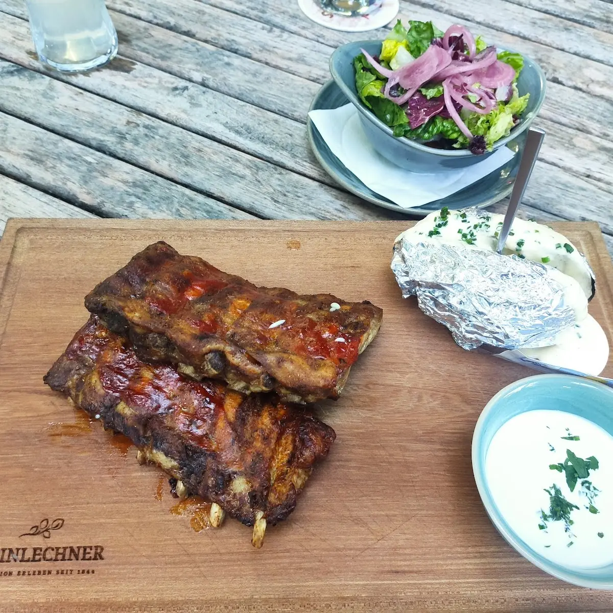 Gebratene Spare Ribs Mit Hendlfingern Dazu Ofenkartoffel Mit Sauerrahm Maiskolben & Dip