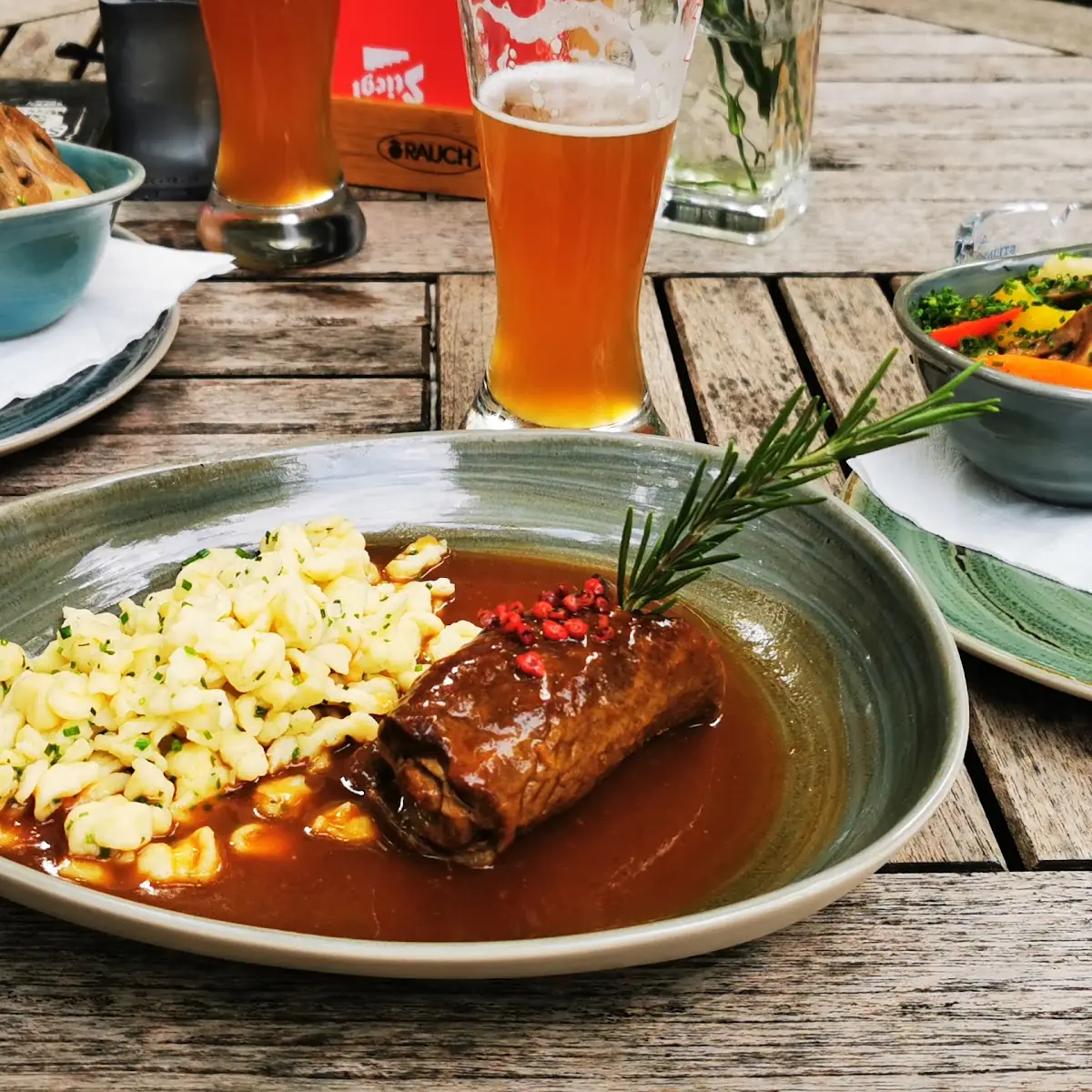 Rindsroladen Mit Nockerl Und Gemüse